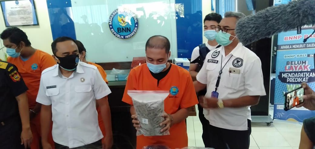 podiumnews.com-Pengedar Narkoba Jaringan Medan-Bali Diamankan dengan 1,4 Kilo Ganja